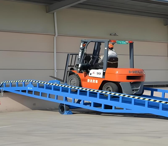 大石桥移动式卸货平台（叉车用）